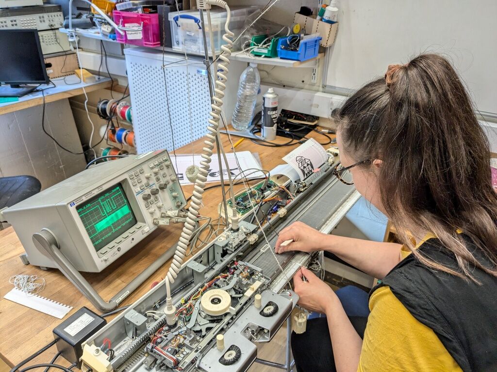 Figuring out which signal is which with the aid of an oscilloscope